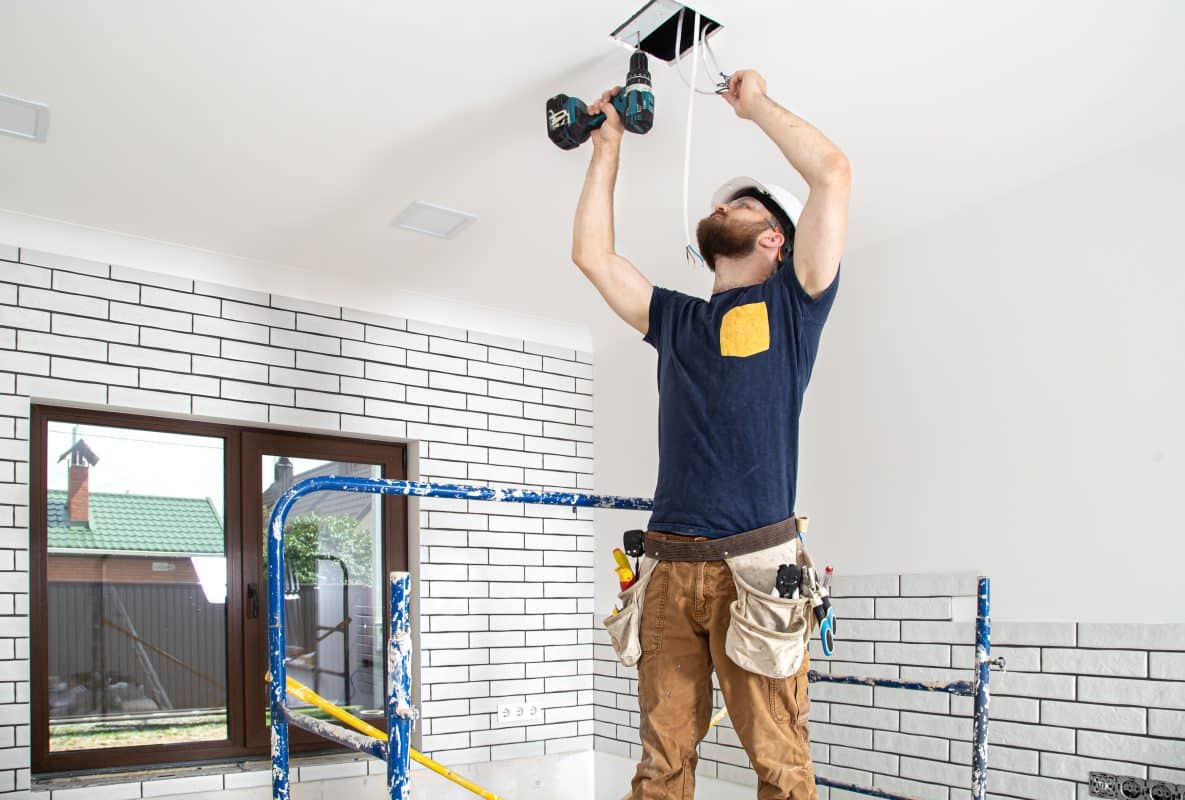 constructor electricista trabajo instalacion lamparas altura profesional monos taladro sitio reparacion 1185x800